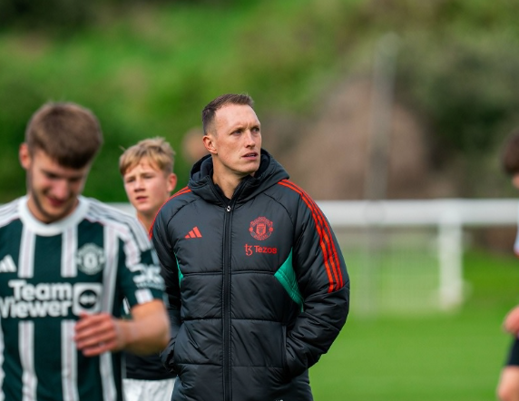 pemain-eks-bek-mu-phil-jones-baru-saja-wisuda-di-arsenal